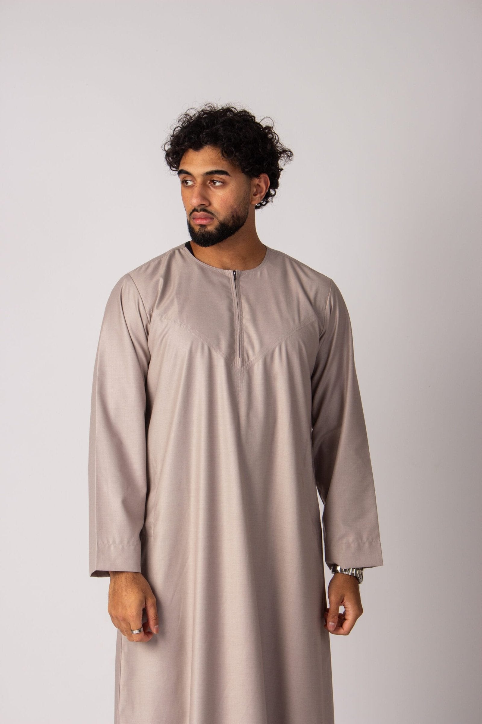 Omani thobe